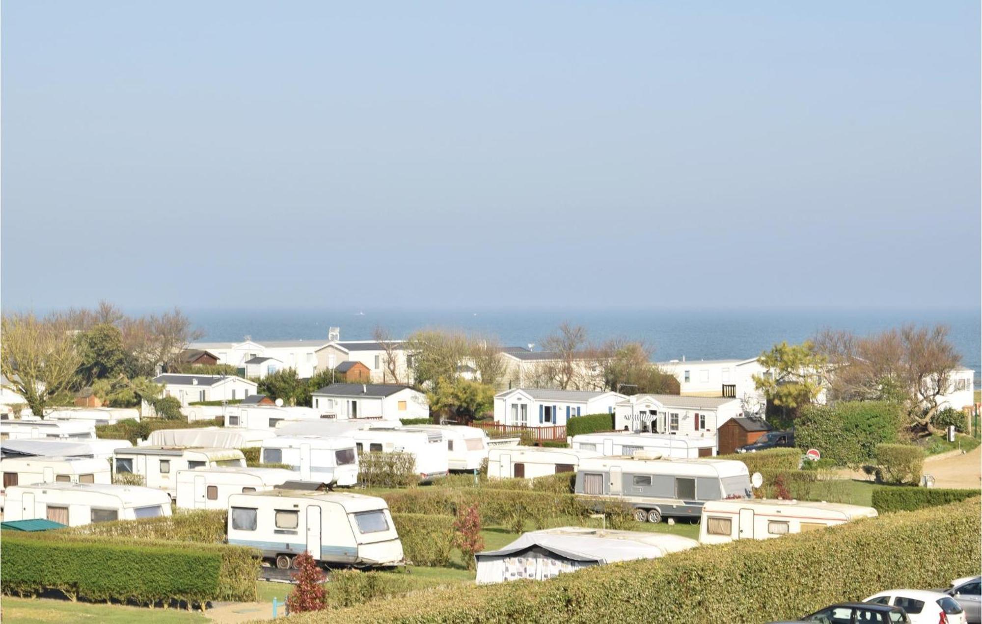 1 Bedroom Nice Apartment In Grandcamp Maisy Esterno foto