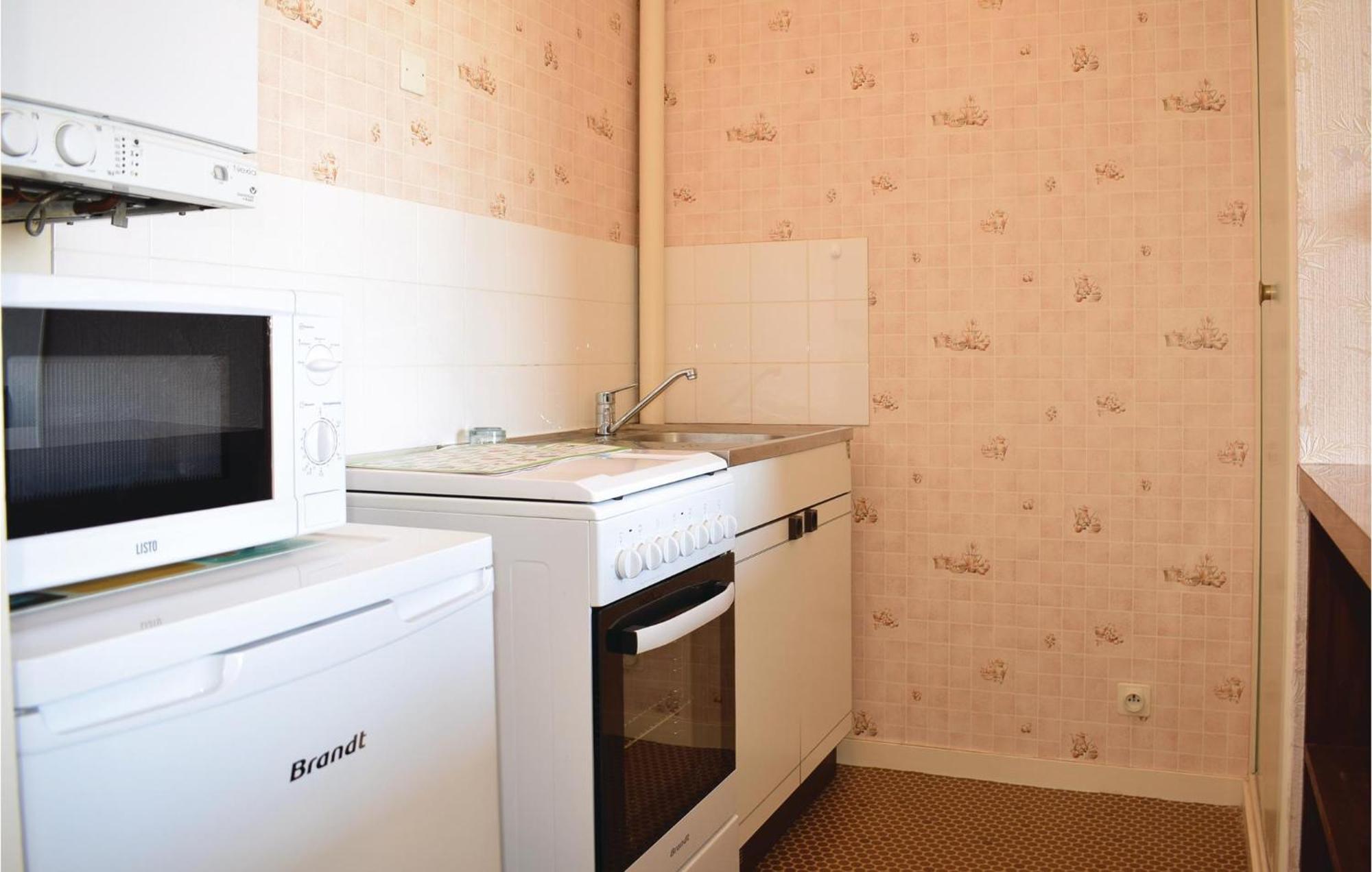1 Bedroom Nice Apartment In Grandcamp Maisy Esterno foto