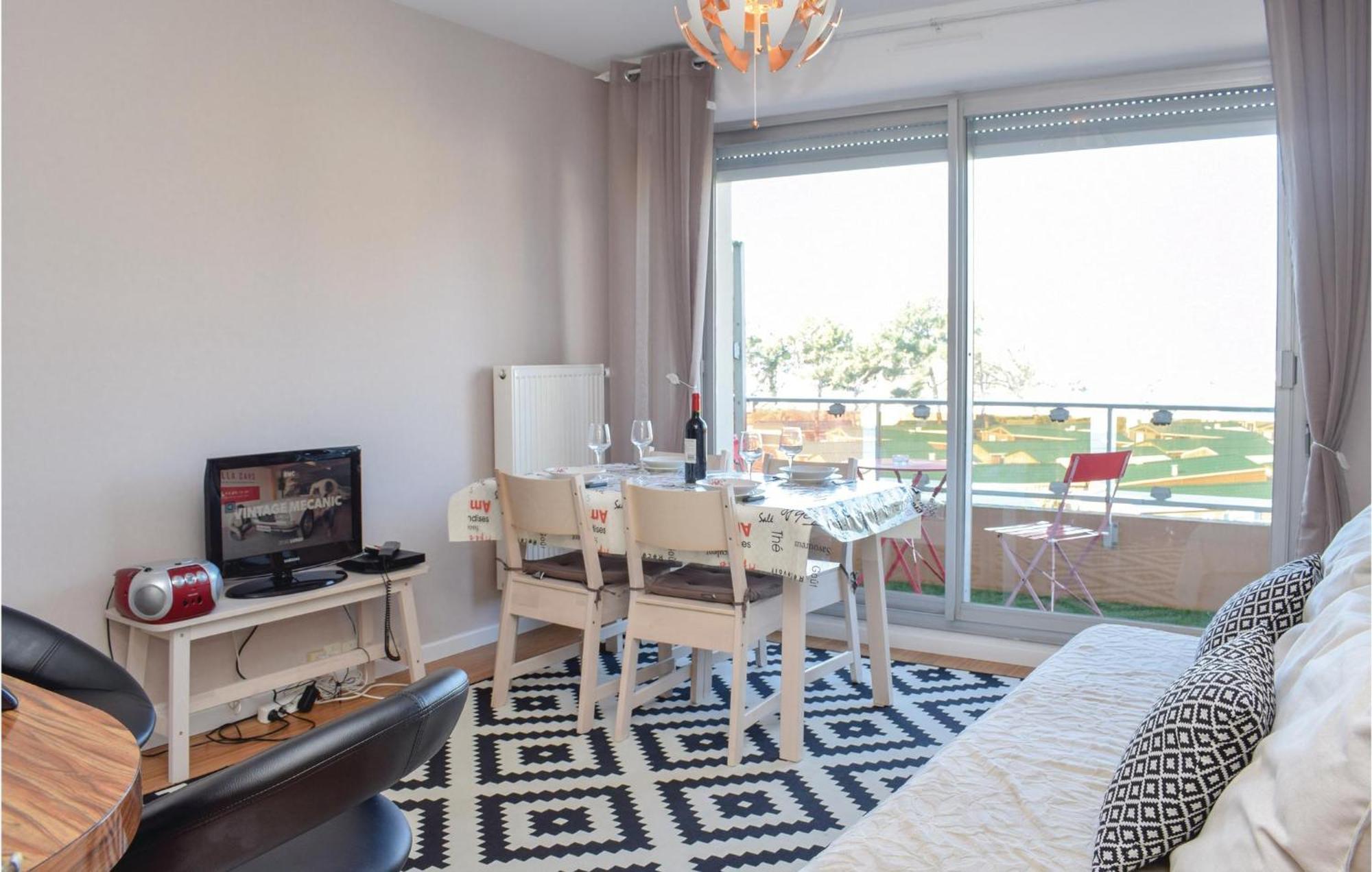 1 Bedroom Nice Apartment In Grandcamp Maisy Esterno foto