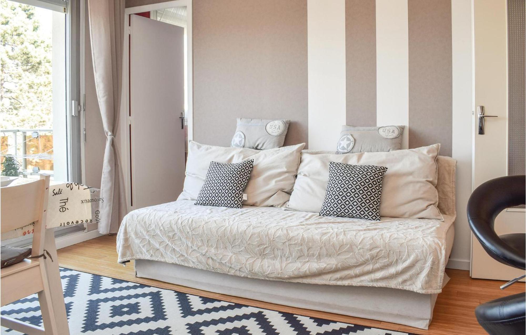 1 Bedroom Nice Apartment In Grandcamp Maisy Esterno foto